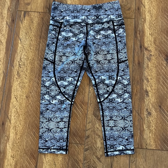 Zyia Active Cobra Metallic Pocket Light n Tight Hi-Rise Capri 6-8 - Picture 4 of 13